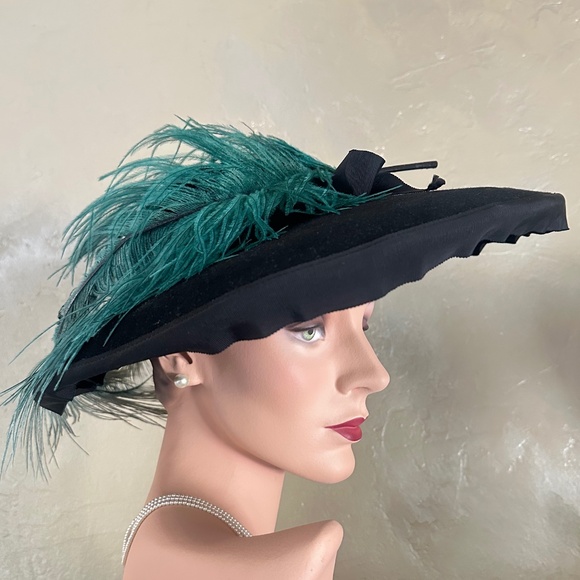 FASCINATING 1940s' BLACK FELT WIDE BRIM HAT + LARGE AQUA OSTRICH FEATHER - Picture 1 of 15
